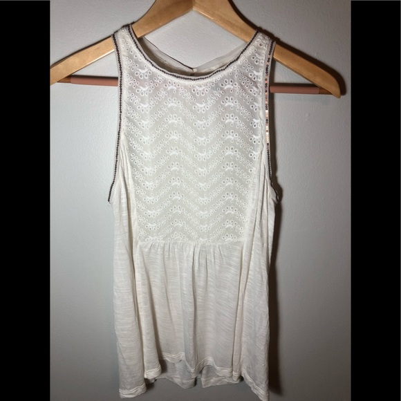 American Eagle Outfitters Tops - AMerican Eagle white eyelet  sleeveless top